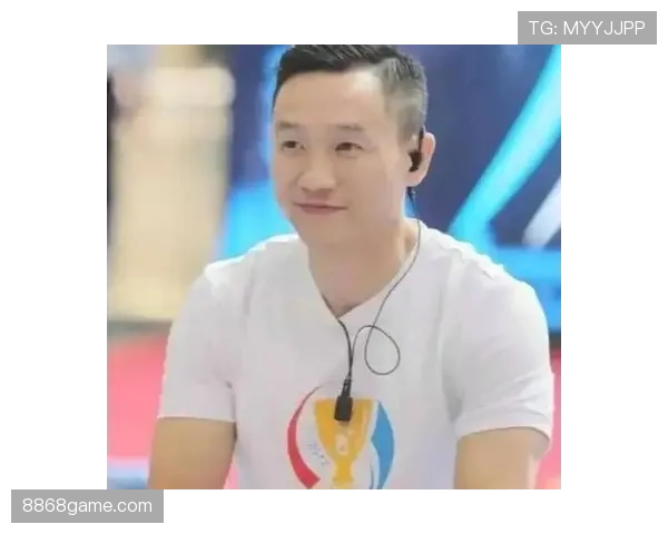 杨威戴着名表排队买烧烤,旁边大爷跟他拉家常,这反差我笑出声 杨威戴着名表排队买烧烤,旁边大爷跟他拉家常,这反差我笑出声